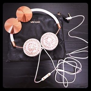 FRENDS ROSEGOLD HEADPHONES WITH 2 design caps